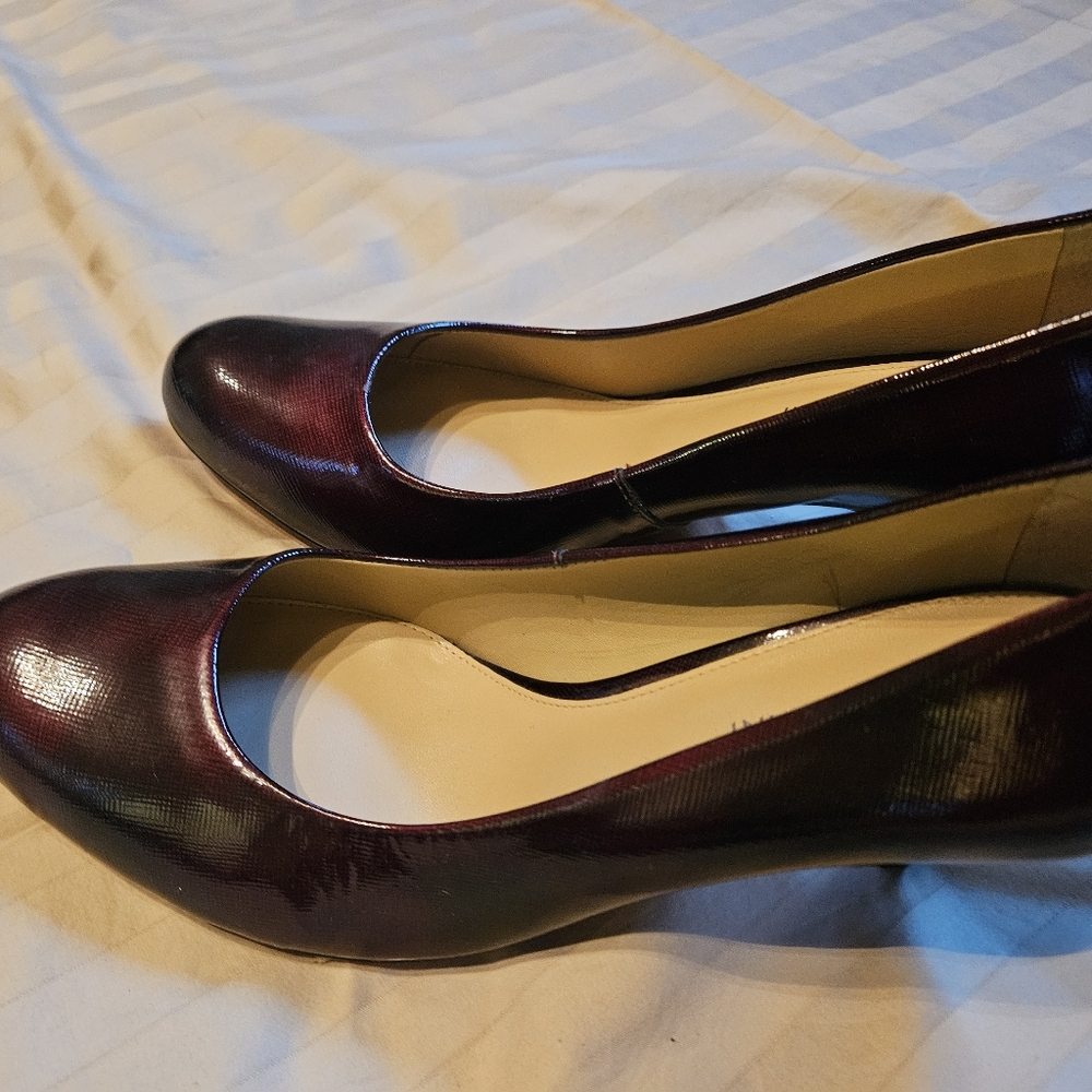 NWOT Antonio Melani Bugundy Textured Patent Leather Heels, Size 9.5M.